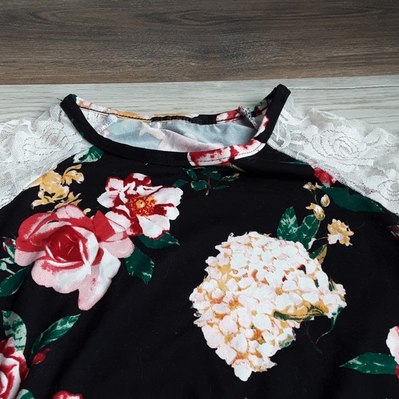 A summer top - Picture 3 of 4